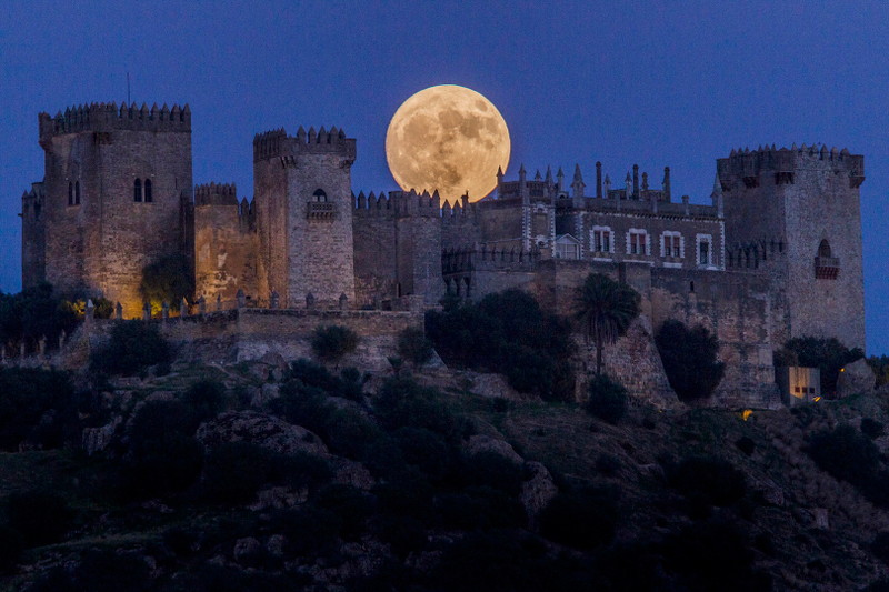 La superluna asoma por el castillo de Almodóvar del Río, en Córdoba (España), donde ruedan Juego de Tronos. Imagen: Miguel Morenatti / AP